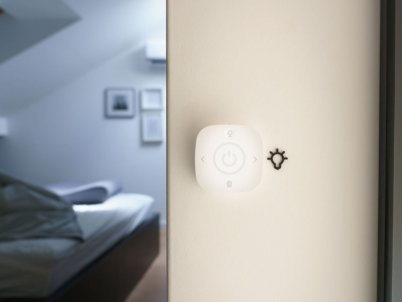Modernes Wohnzimmer mit KNX-Bedienpanel an der Wand