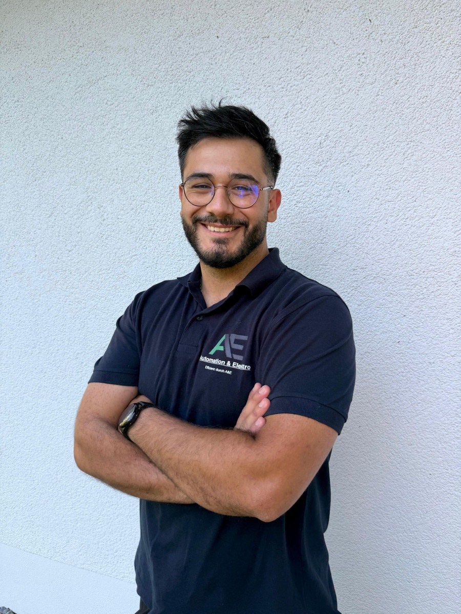 Emirhan Arslan, Elektriker und Inhaber von AE Automation & Elektro in Bad Saulgau, im Firmenpolo